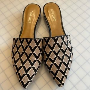 Tan and black slides. A cute 1/2” heel.